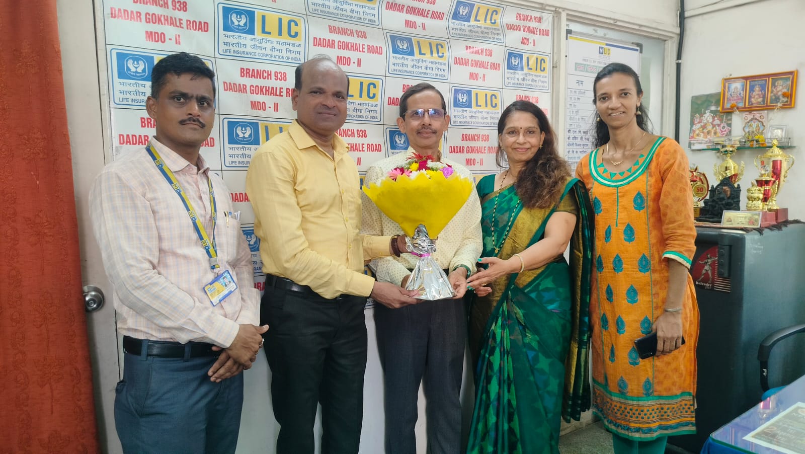 On my first 1cr on Jeevan Akshay Investment  - felicitated by my DO with teammates