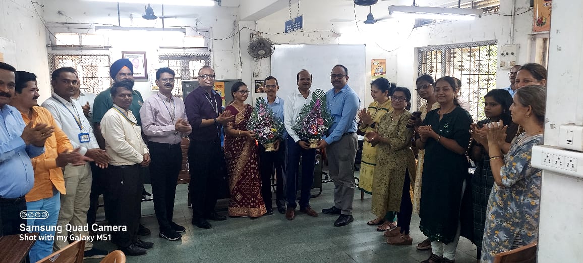 Felitation for  Single Premium of 1 Cr by MM of Div II, Mr.Shanshak Salodkar @ Branch no.938